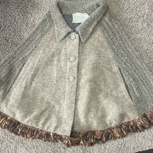 MariLu 3 button, opening for arms poncho, shawl, medium (?)I purchased in Italy - Picture 1 of 8